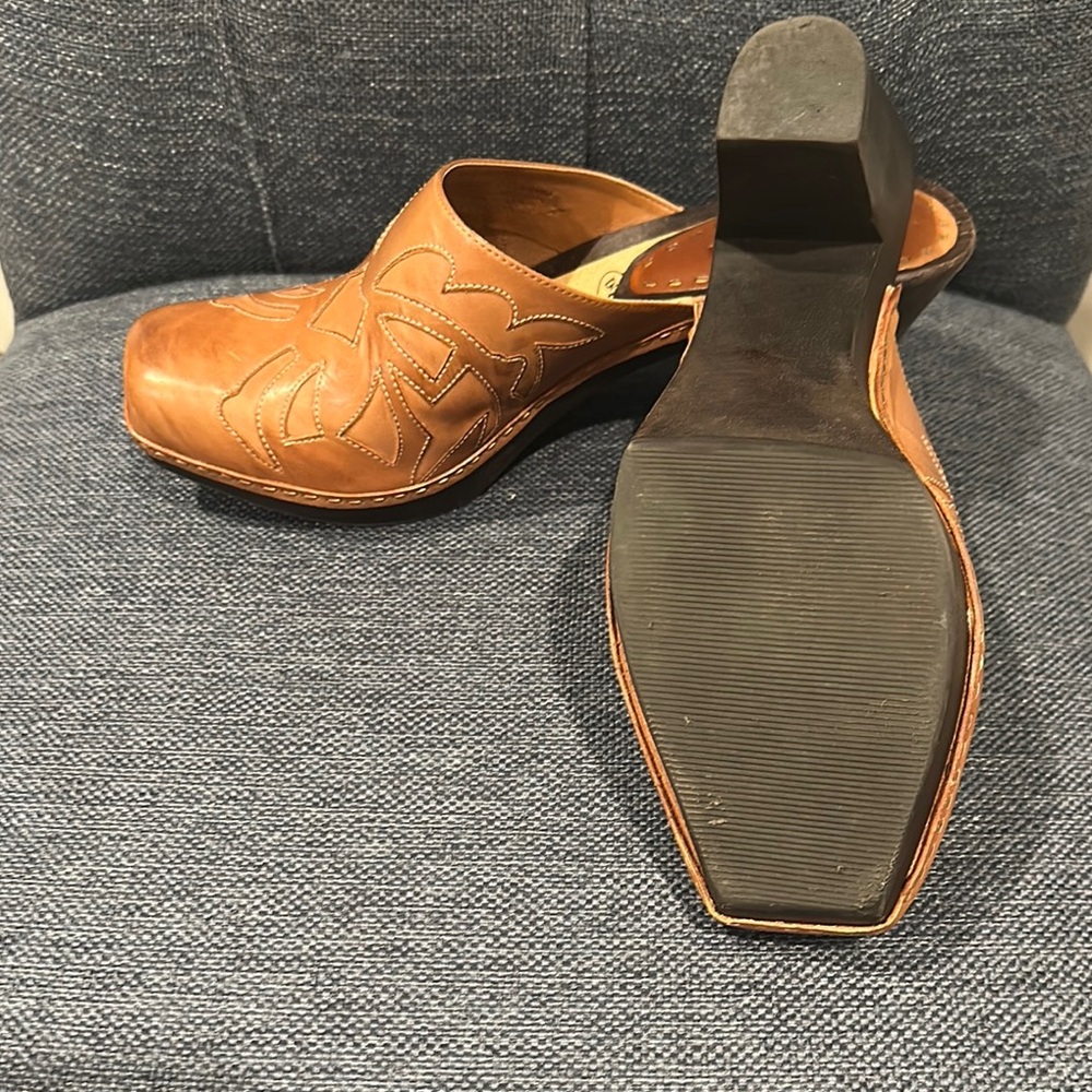 Giani Bernini Tan Leather Embroidered Mule Clogs - Picture 6 of 6